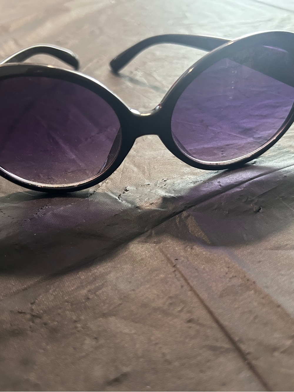 Oleg Cassini Black Round Sunglasses with Gradient Lenses - Picture 5 of 6